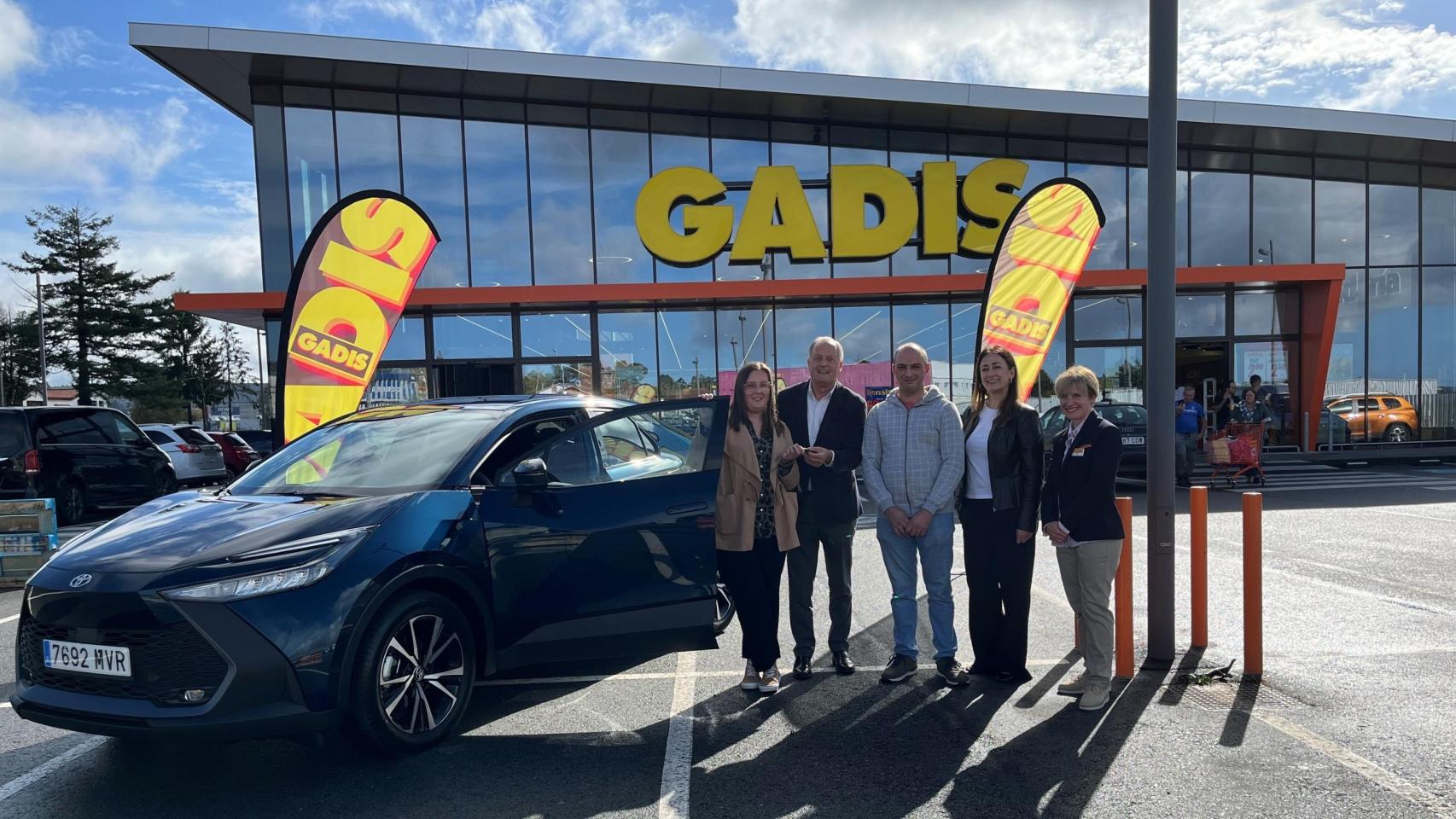 Una clienta del Gadis de Betanzos (A Coruña), ganadora del sorteo de un coche