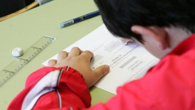 Imagen de archivo de un niño realizando un examen en el colegio.