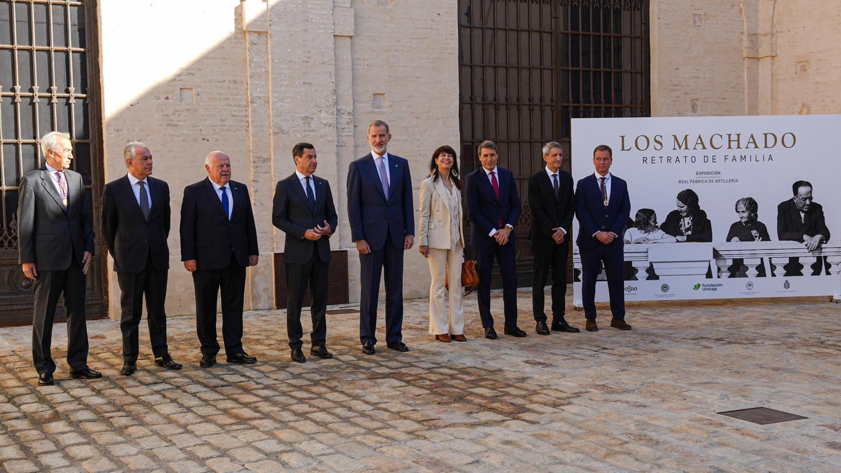 Foto de familia de la inauguración de la exposición sobre los hermanos Machado, con presencia de Felipe VI.