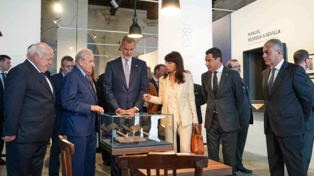 Felipe VI, junto al resto de autoridades en la muestra inaugural de la Fábrica de Artillería.