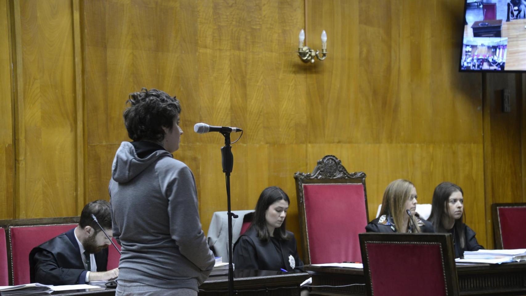 La acusada interviene durante un juicio por el crimen de Cortegada, en la Audiencia Provincial de Ourense.