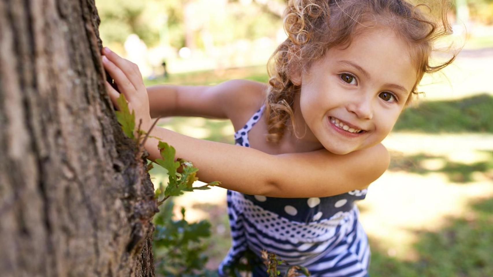 Niña en la naturaleza.