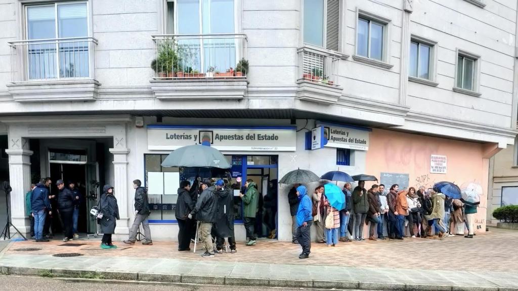 Cola de figurantes en una administración de lotería de la Miñoca, en Vigo.