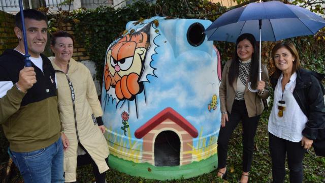 Uno de los iglús reciclados en Mos como cobijo para gatos callejeros.