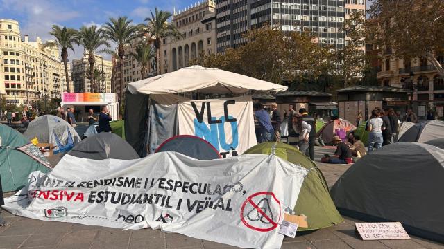 La acampada por la vivienda digna en la plaza del Ayuntamiento de Valencia este lunes. RM