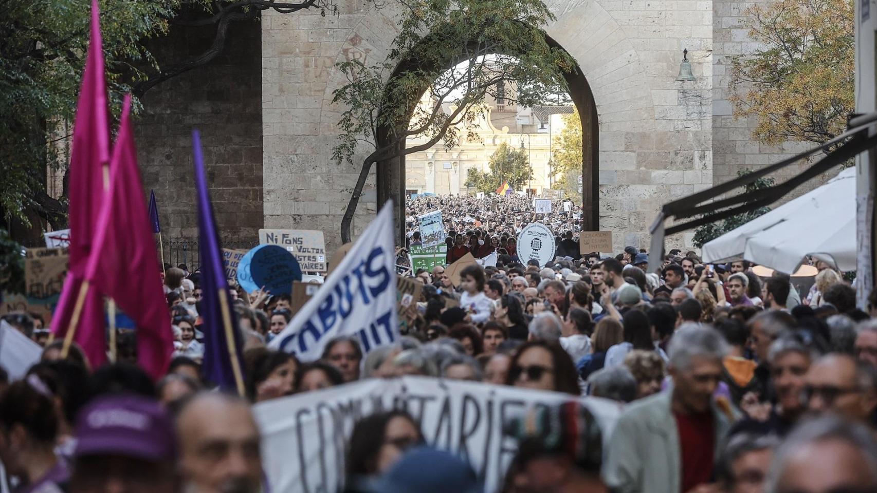 Varias personas durante una manifestación por el derecho a la vivienda, a 19 de octubre de 2024, en Valencia. Rober Solsona/EP