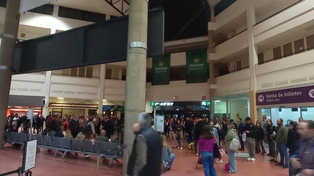 Viajeros esperando la salida del tren en la estación de Puertollano.