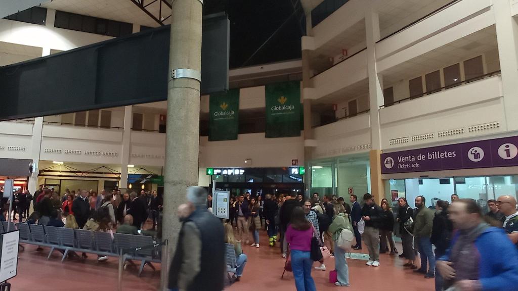 Viajeros esperando la salida del tren en la estación de Puertollano.