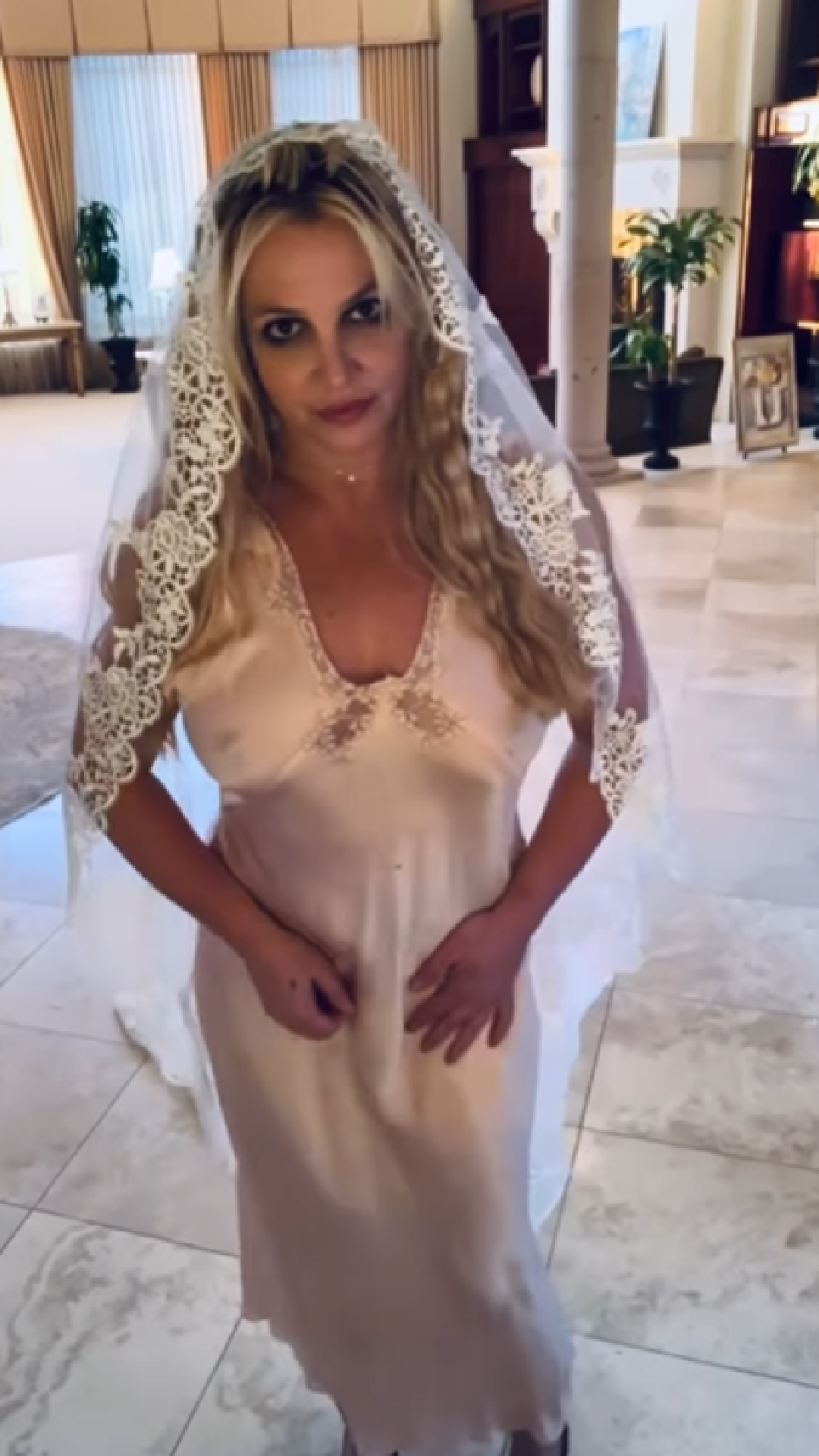 La cantante, vestida de novia.