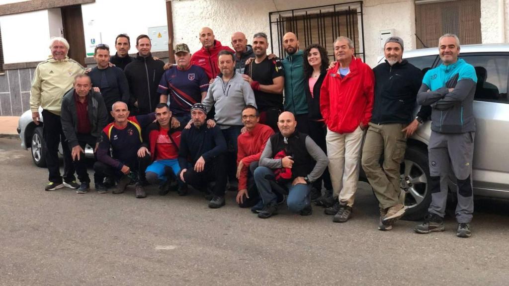 José Martínez, posando en el centro con una sudadera gris, junto a bomberos voluntarios de Murcia y familiares de los dos desaparecidos.