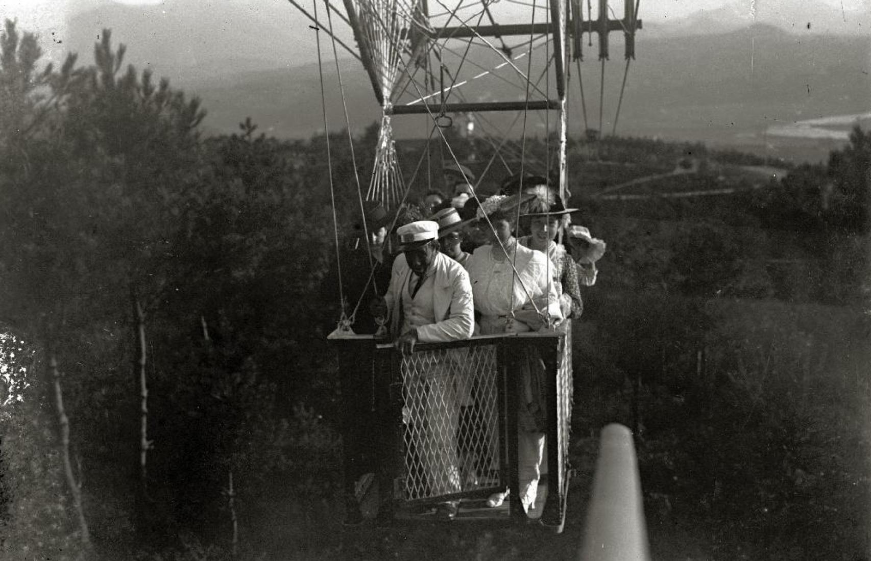 Grupo de personas en el Teleférico de Ulia.