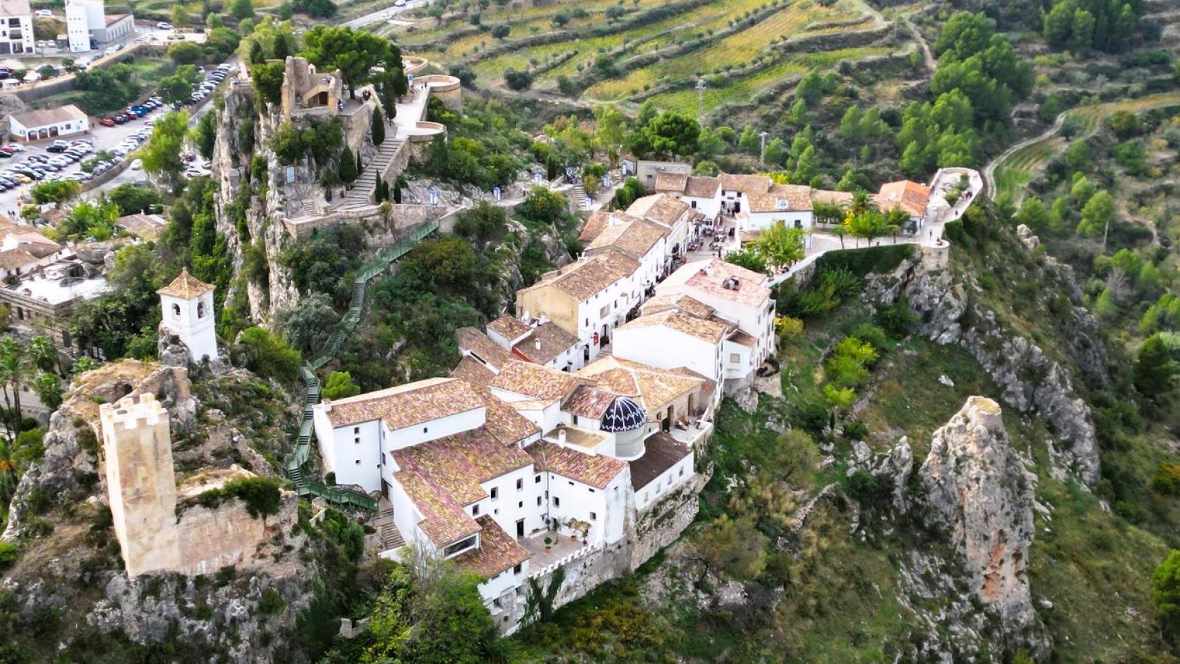 Guadalest con su famoso embalse.