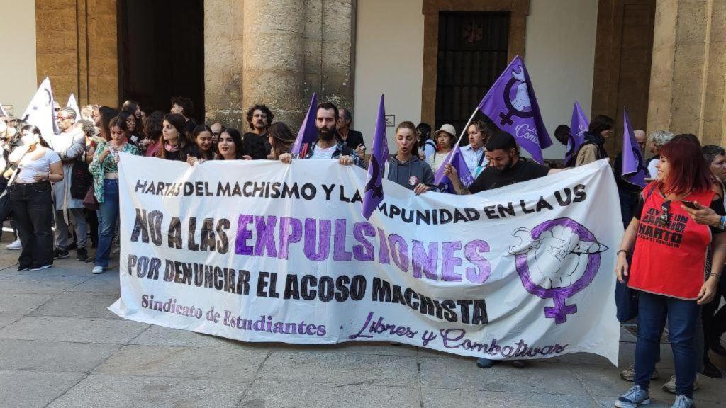 Manifestación de Libres y Combativas en el rectorado de la US