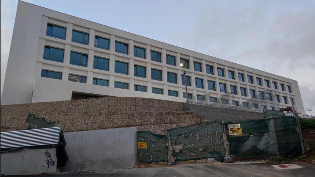 Fachada de la residencia de mayores de Eirís con vistas a la ría coruñesa, esta semana.