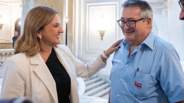 María José Catalá junto a Francisco, el héroe del transporte público de Valencia.