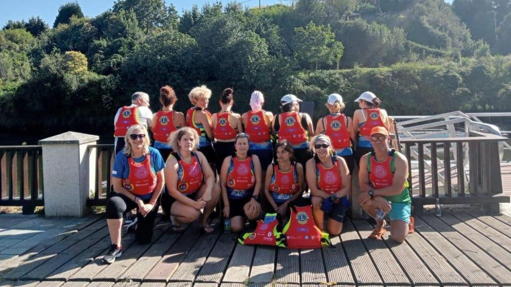 Algunas integrantes del Club AUGA Dragon Boat BCS A Coruña.