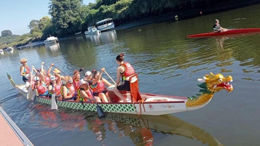 Palistas de dragon boat durante un entrenamiento.