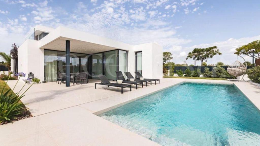 Imagen de la piscina de la casa de Violeta Mangriñán. Inmobiliaria Trececasas