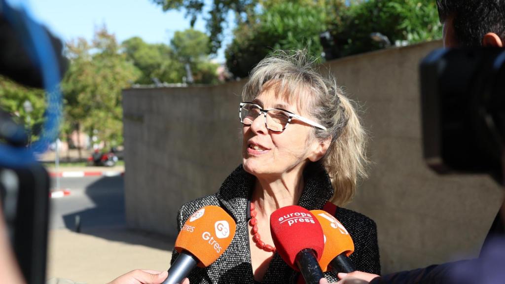 Roxana Berco, hijastra de Mayra, atendiendo a la prensa a las puertas del tanatorio.