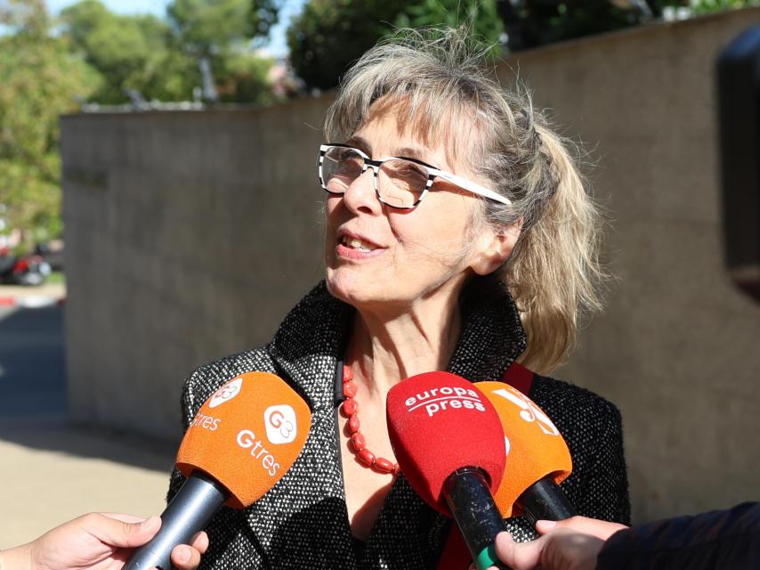 Roxana Berco, la hijastra de Mayra, atendiendo a la prensa en las puertas de su funeraria.