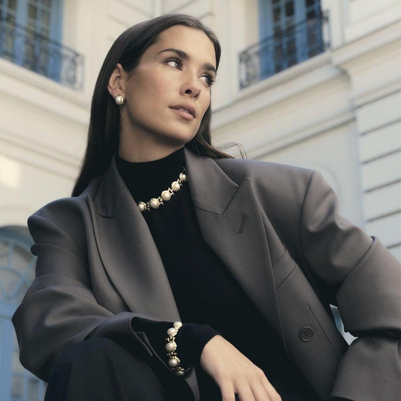 María Pombo jutno al collar de perlas N-13