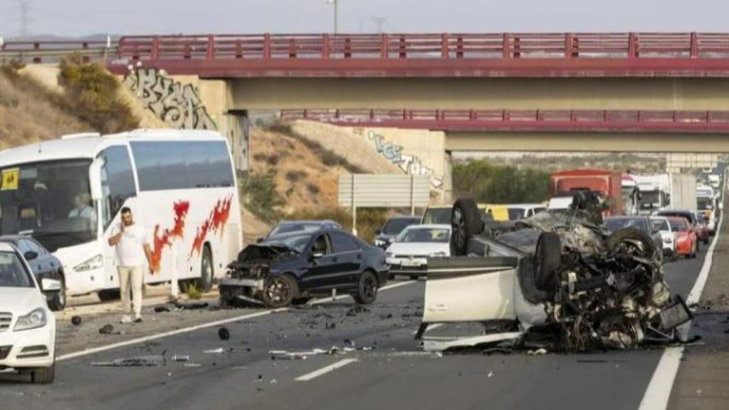 Mohamed, el kamikaze, llamando por teléfono a pie de carretera, junto al estado en el que quedó su Mercedes, y en primer plano, el Renault Kadjar que conducía el diputado del PSOE Miguel Ortega.