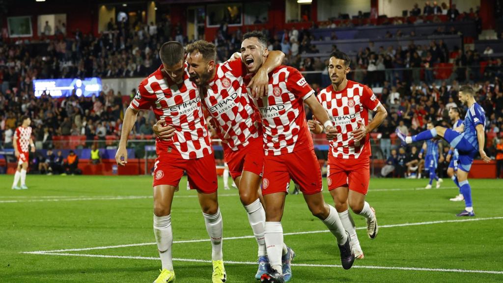 Los jugadores del Girona celebran el primer gol del partido.