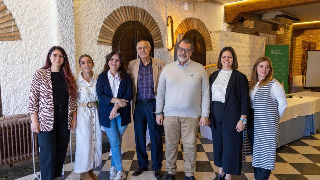 Jou junto al equipo de trabajadores de la AECC en su sede de Toledo.