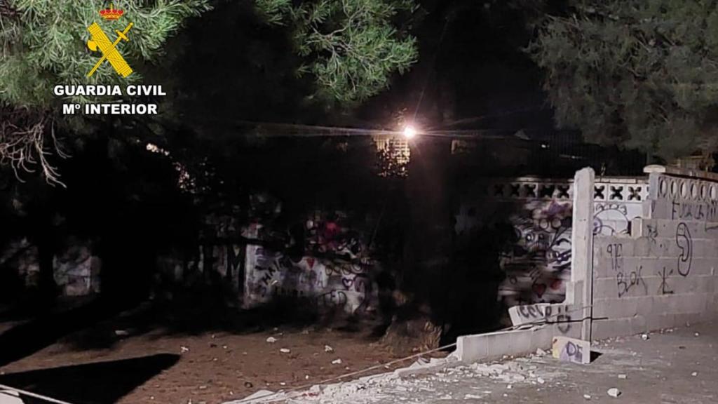 Destrozos en el muro perimetral del instituto de Cariñena.