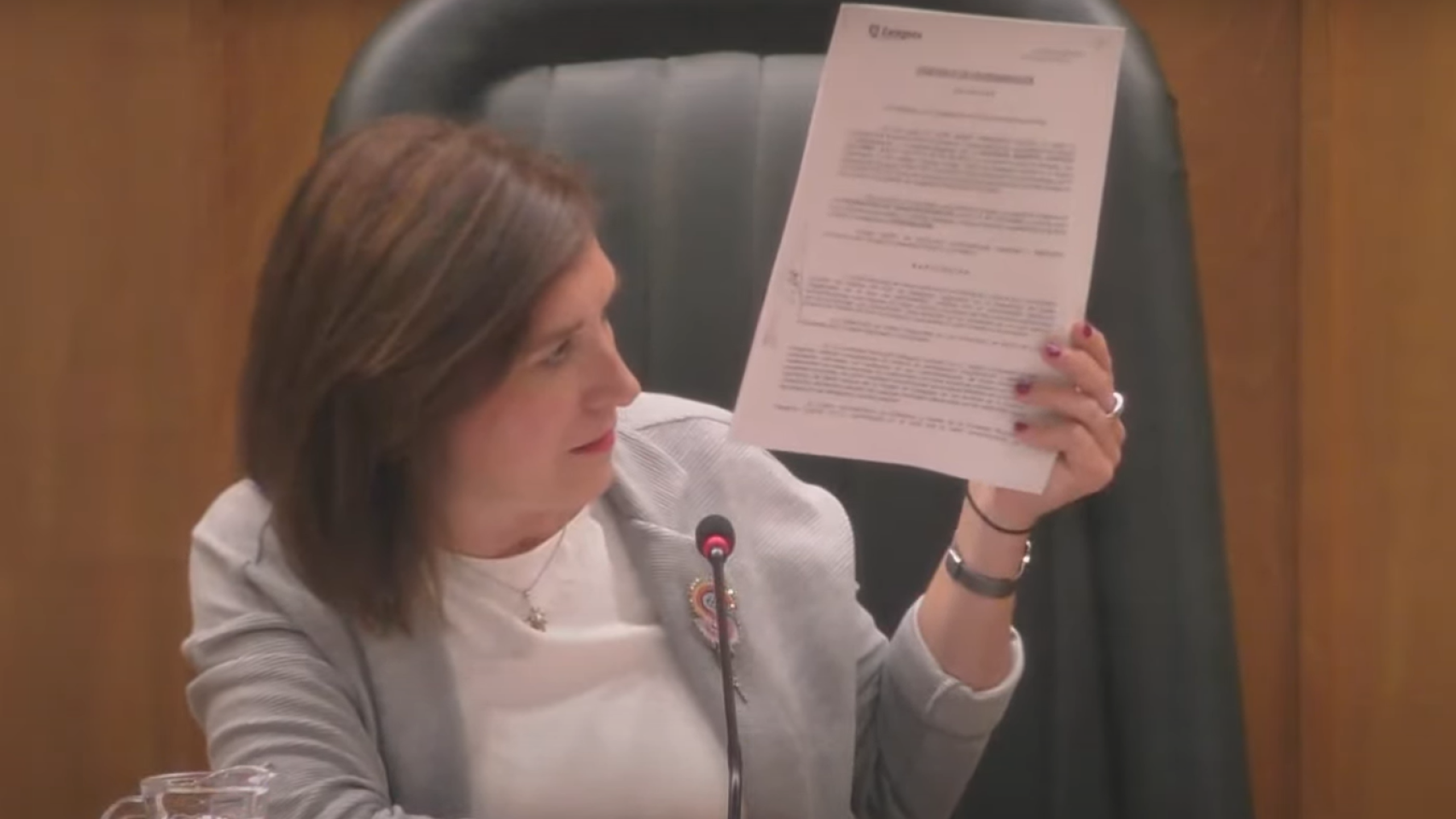 La consejera de Cultura, Sara Fernández, con el informe desfavorable de Salud Publica de 2023.