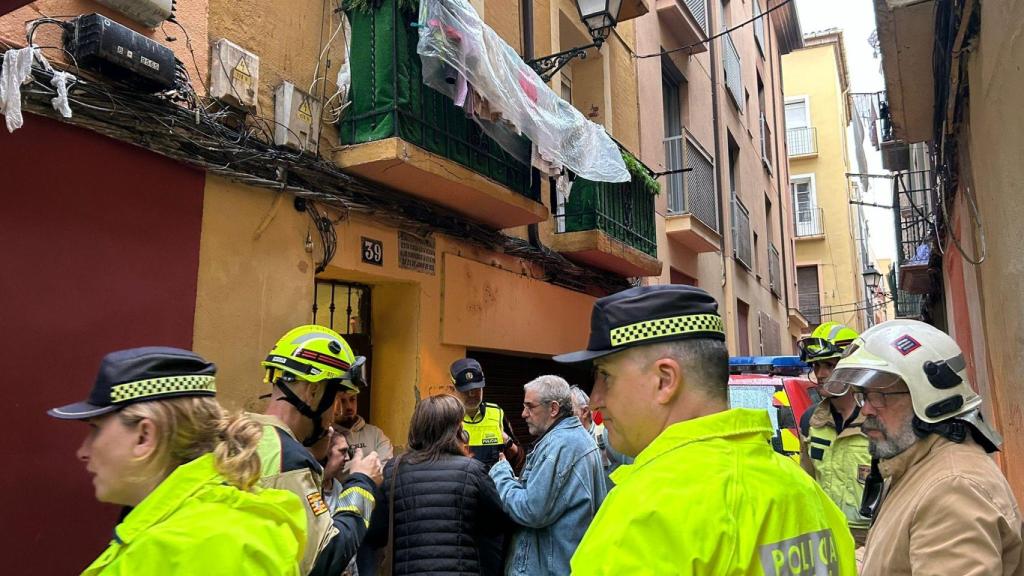 Los bomberos de Zaragoza y la Policía de Local en el edificio 39 de la calle de Mariano Cerezo de Zaragoza