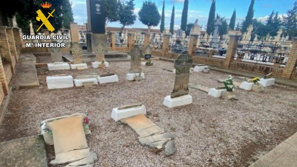 Tumbas destrozadas en el cementerio de Cariñena