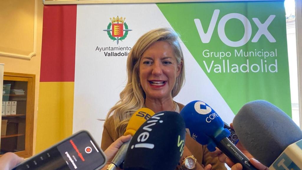 La portavoz del Grupo Municipal Vox, Irene Carvajal, atendiendo a los medios