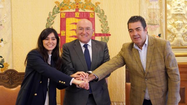 Leticia Mingueza, de la Asociación de Trabajadores Autónomos de CyL, el alcalde de Valladolid, Jesús Julio Carnero, y el concejal de Movilidad, Alberto Gutiérrez