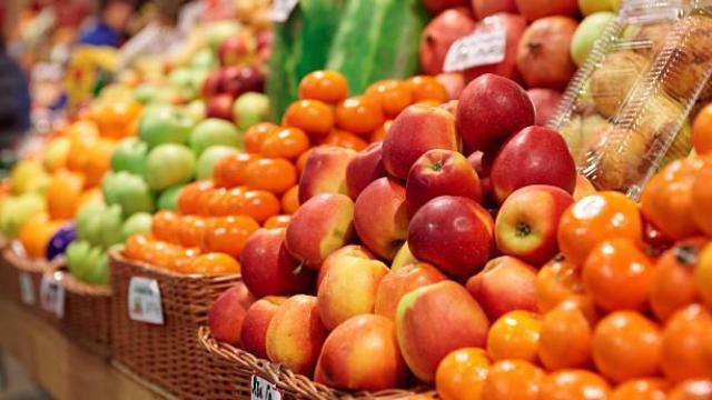 Todas las frutas en un supermercado.