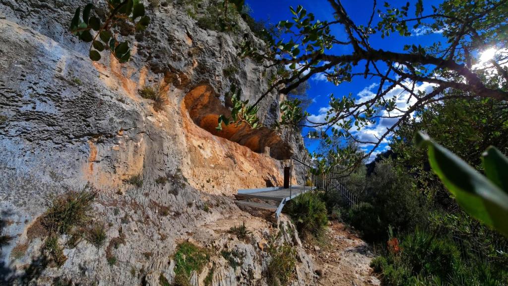 La llegada a las Cuevas de la Araña y su entorno.