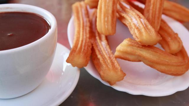 Un plato con churros.