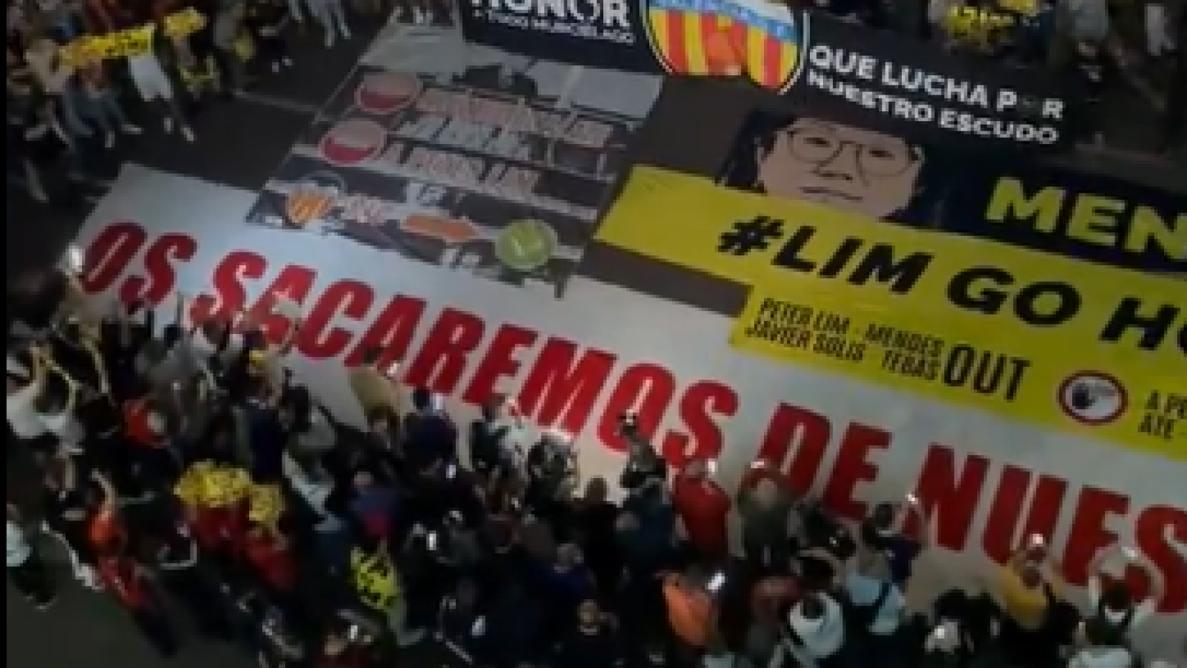 Los aficionados del Valencia despliegan una pancarta en contra de Peter Lim frente al Mestalla.