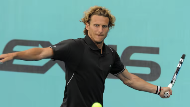 Diego Forlán, en una imagen de archivo, jugando al tenis