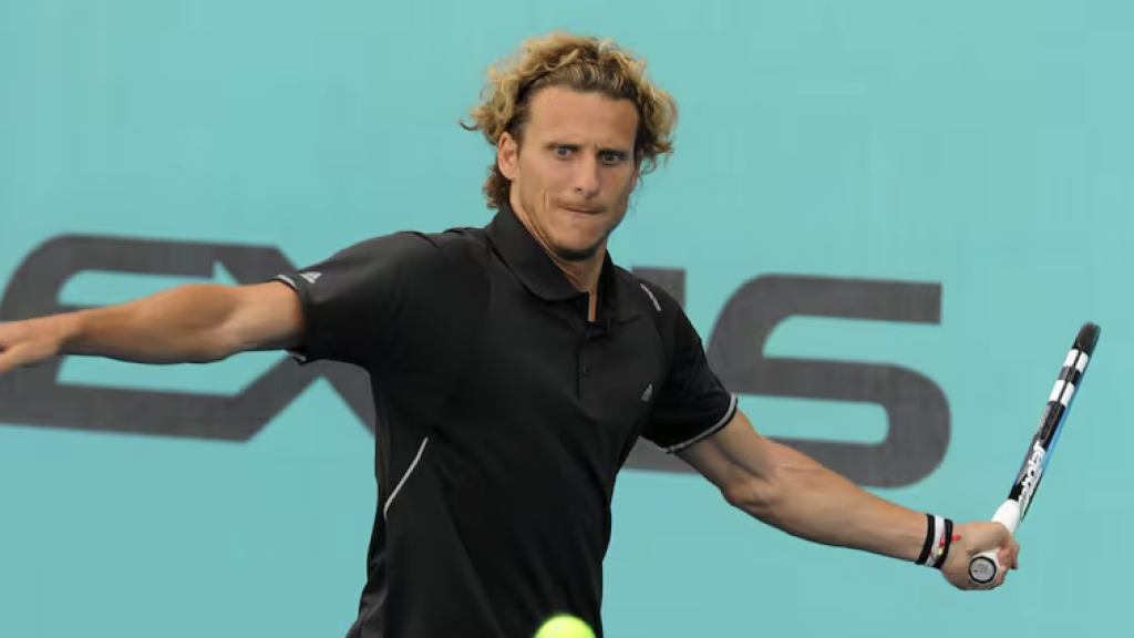 Diego Forlán, en una imagen de archivo, jugando al tenis