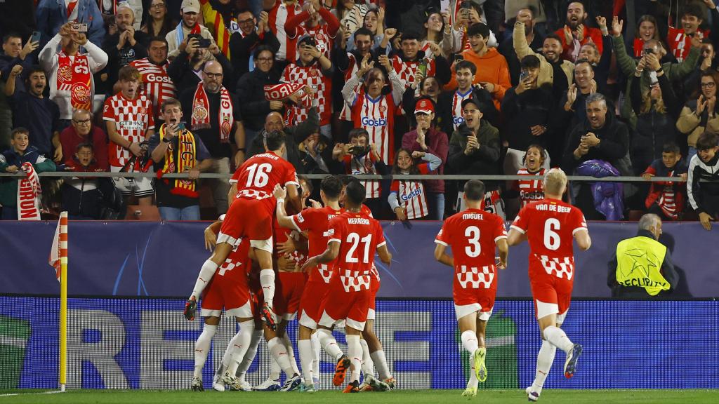 Los jugadores del Girona celebran con su afición el segundo gol del partido.