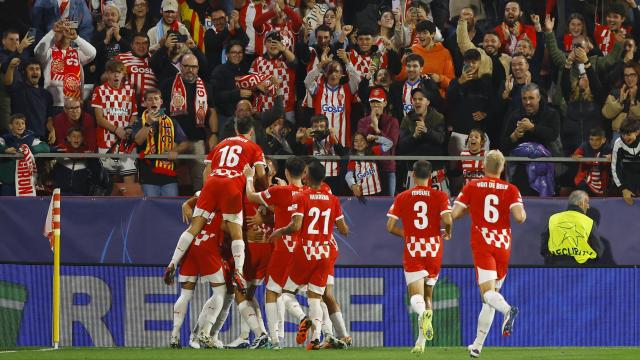 Los jugadores del Girona celebran con su afición el segundo gol del partido.