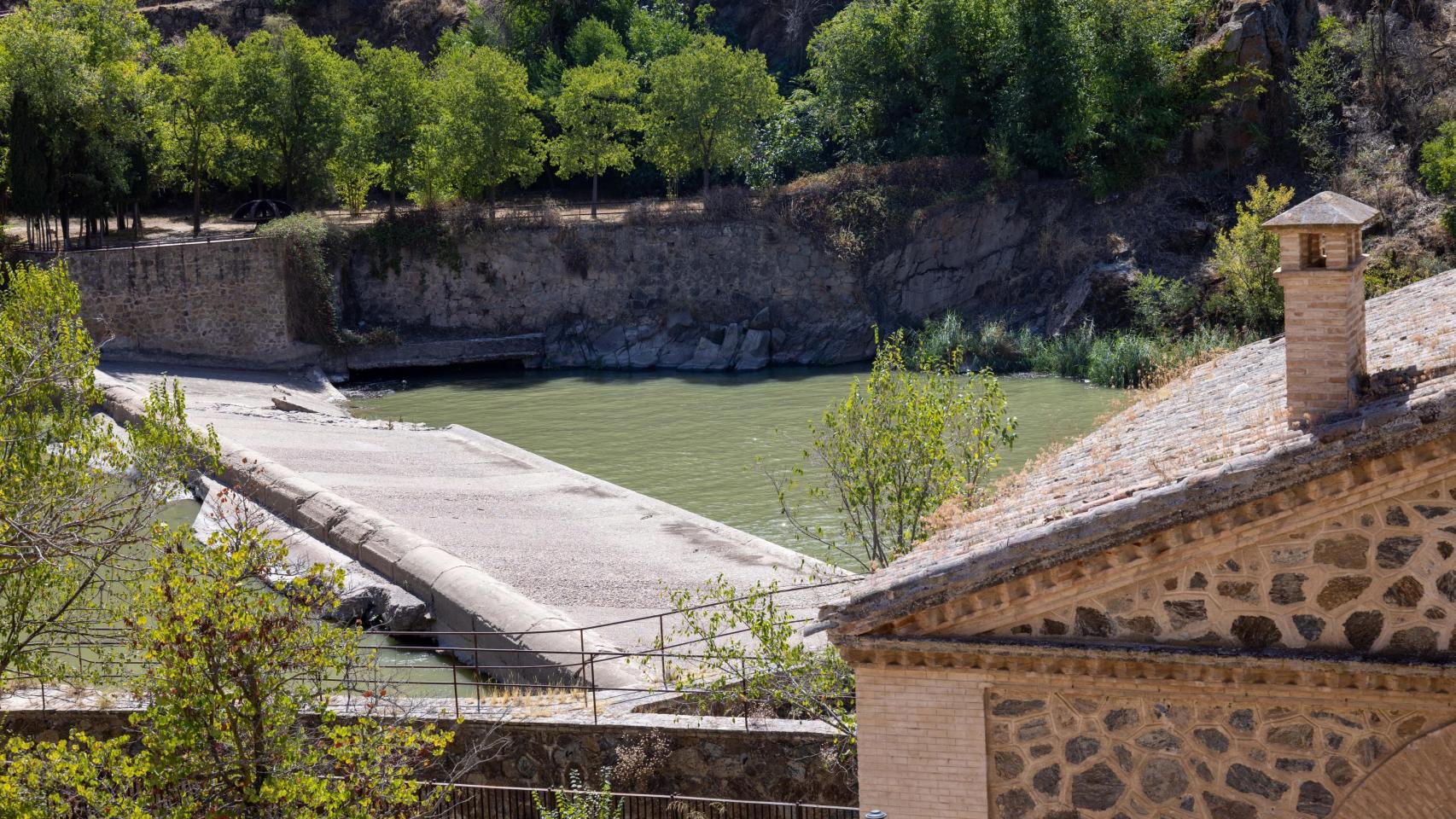 La rotura de la presa de Santa Ana ha abierto el debate sobre la conveniencia de renaturalizar el cauce del Tajo o rehabilitar el patrimonio histórico vinculado a la antigua actividad industrial asociada al río.