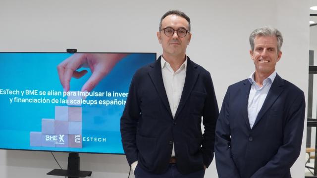 Miguel Ferrer, vicepresidente ejecutivo de Estrategia y Agenda Pública de Adigital, junto a Álvaro Castro, Head of Equity Primary Market en BME, tras la firma del acuerdo de colaboración.