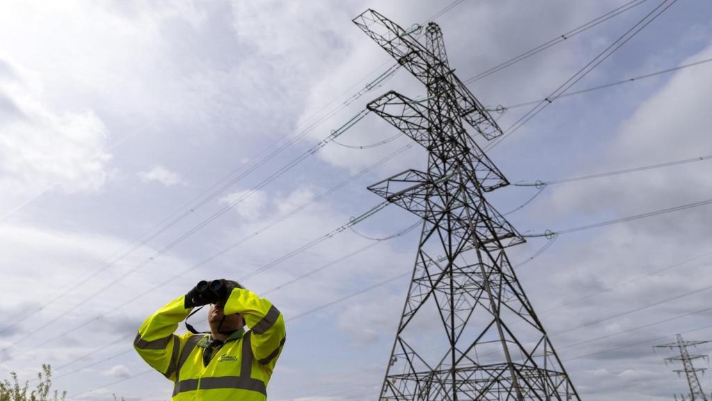 Trabajador de Spenergy Network en un lugar de redes eléctricas de Reino Unido.