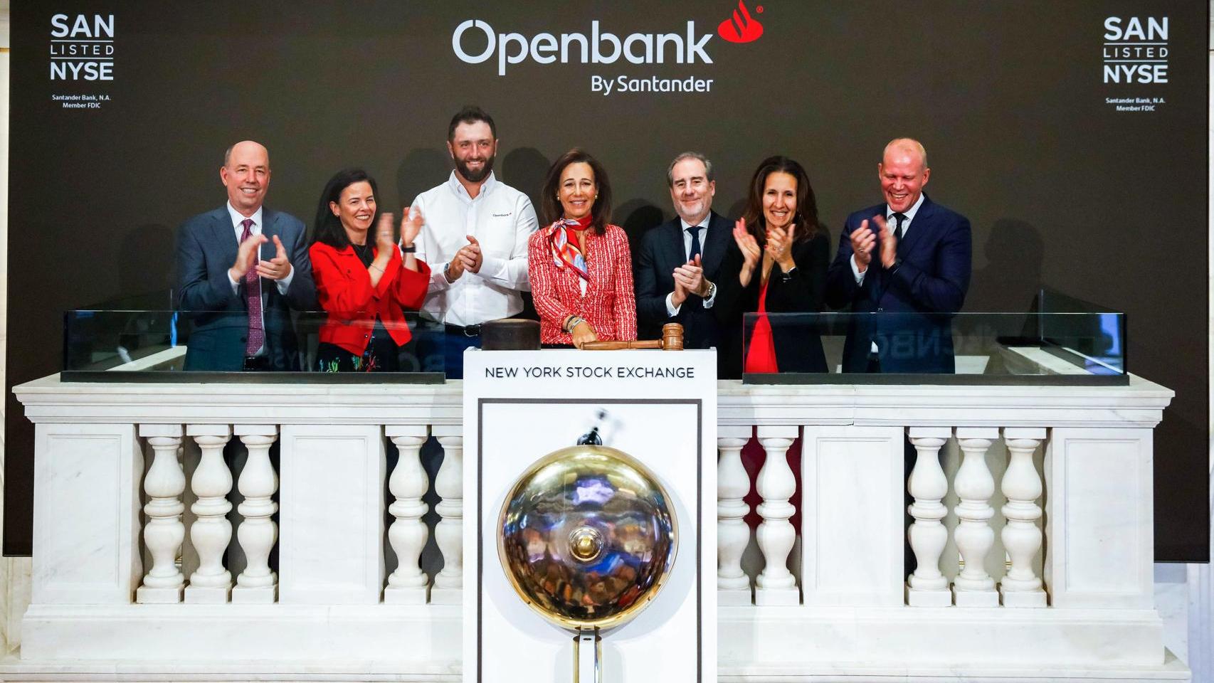 La presidenta del Banco Santander, Ana Patricia Botín (c); la presidenta de la Bolsa de NuevaYork, Lynn Martin (2d); el golfista español, Jon Rahm (3i), y directivos de Openbank y de la Bolsa de Nueva York posando este lunes, en Nueva York. (Estados Unidos)