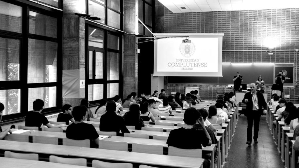 Pie de Foto: Estudiantes en un aula durante el inicio de un examen, el primer día de la Evaluación de Acceso a la Universidad (EvAU), en la Universidad Complutense de Madrid