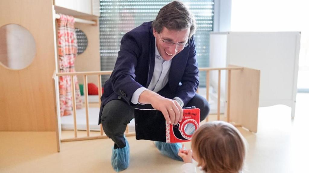 El alcalde de Madrid, José Luis Martínez-Almeida, durante su visita a la Escuela  Infantil Municipal Muñeco de Nieve., donde ha presentado su plan para fomentar la natalidad.