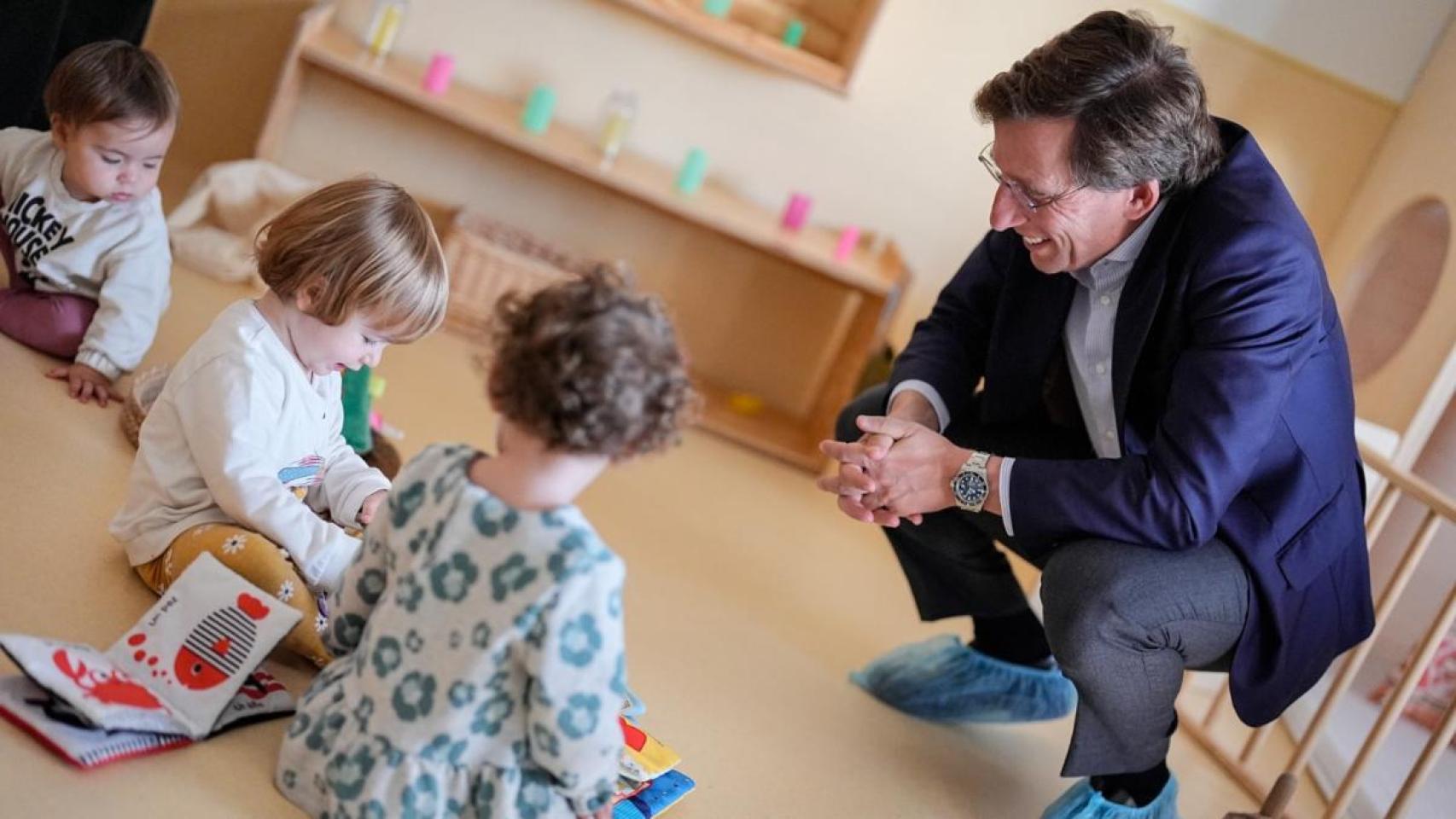 El alcalde de Madrid, José Luis Martínez-Almeida, en la Escuela Municipal Muñeco de Nieve, en El Cañaveral, este martes.