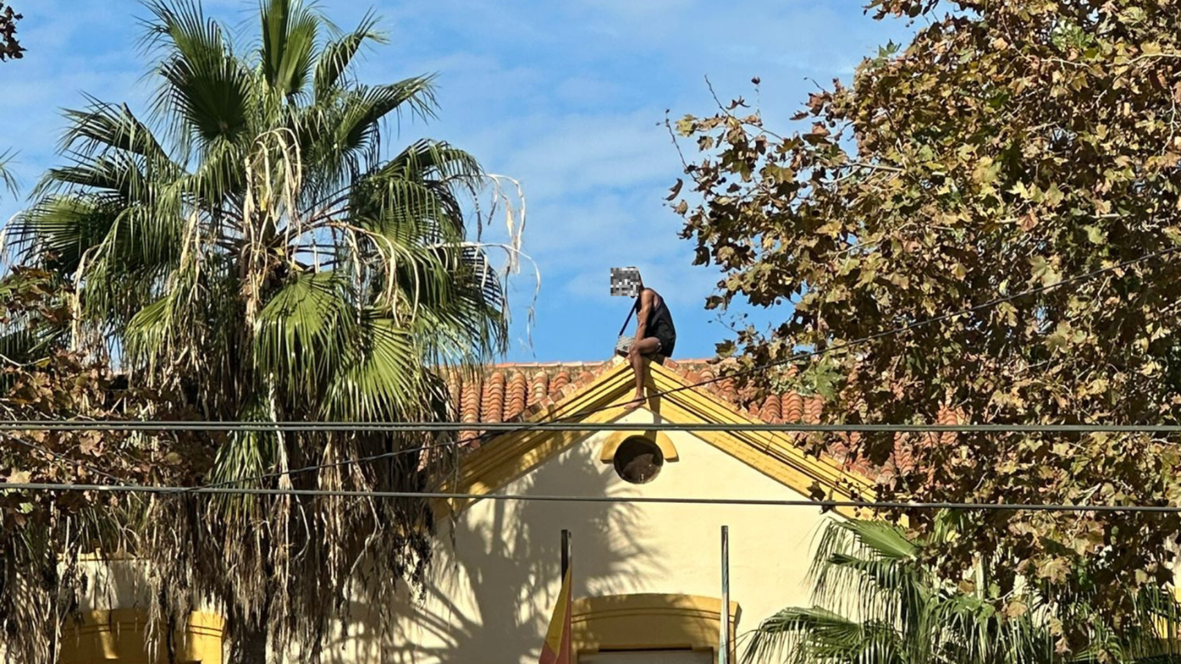 Tenso mediodía en Torre del Mar (Vélez-Málaga) tras subirse un joven al tejado de un centro de MENAS